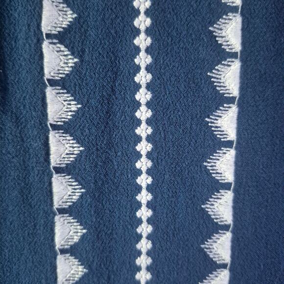 TORRID Navy Blue Crepe Embroidered Sleeveless Blouse Womens Plhs Size 0 - Picture 8 of 9